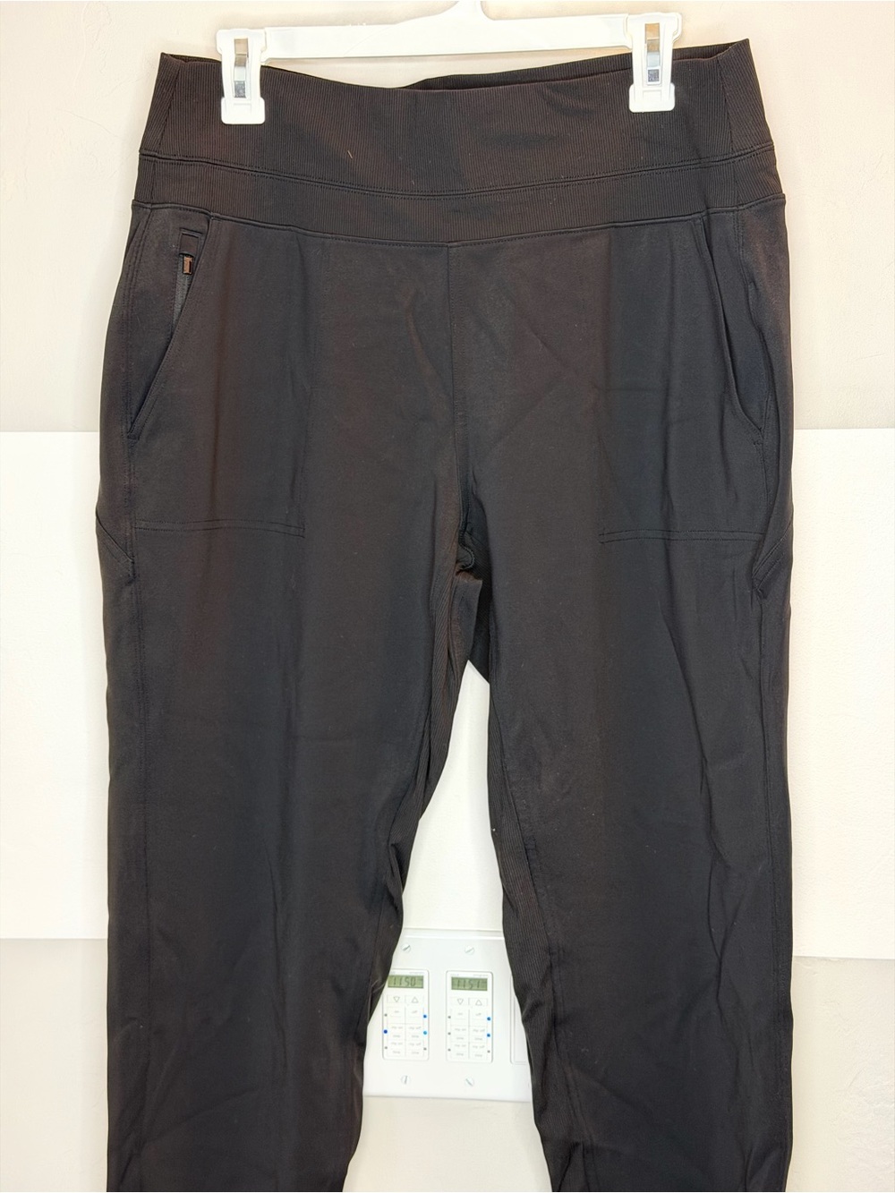 Athleta Women’s  Black Jogger athletic Pants - Comfortable Everyday Bottoms lg